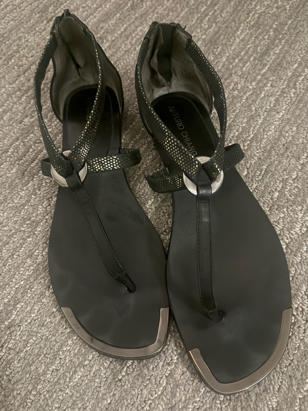 Arturo Chiang Black T-Strap Sandals with Metallic Accents sz 8.5